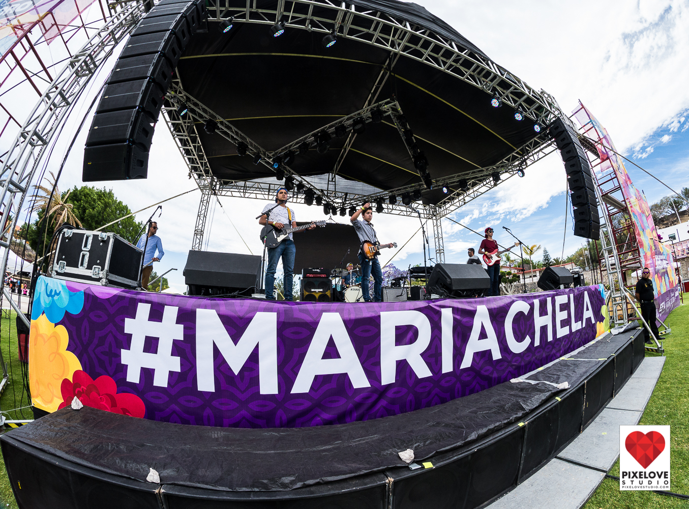 Fin de semana en el Festival Mariachela 2017 en la Plaza de Toros Juriquilla Querétaro. Cerveza artesanal, gastronomía, música en vivo y más.