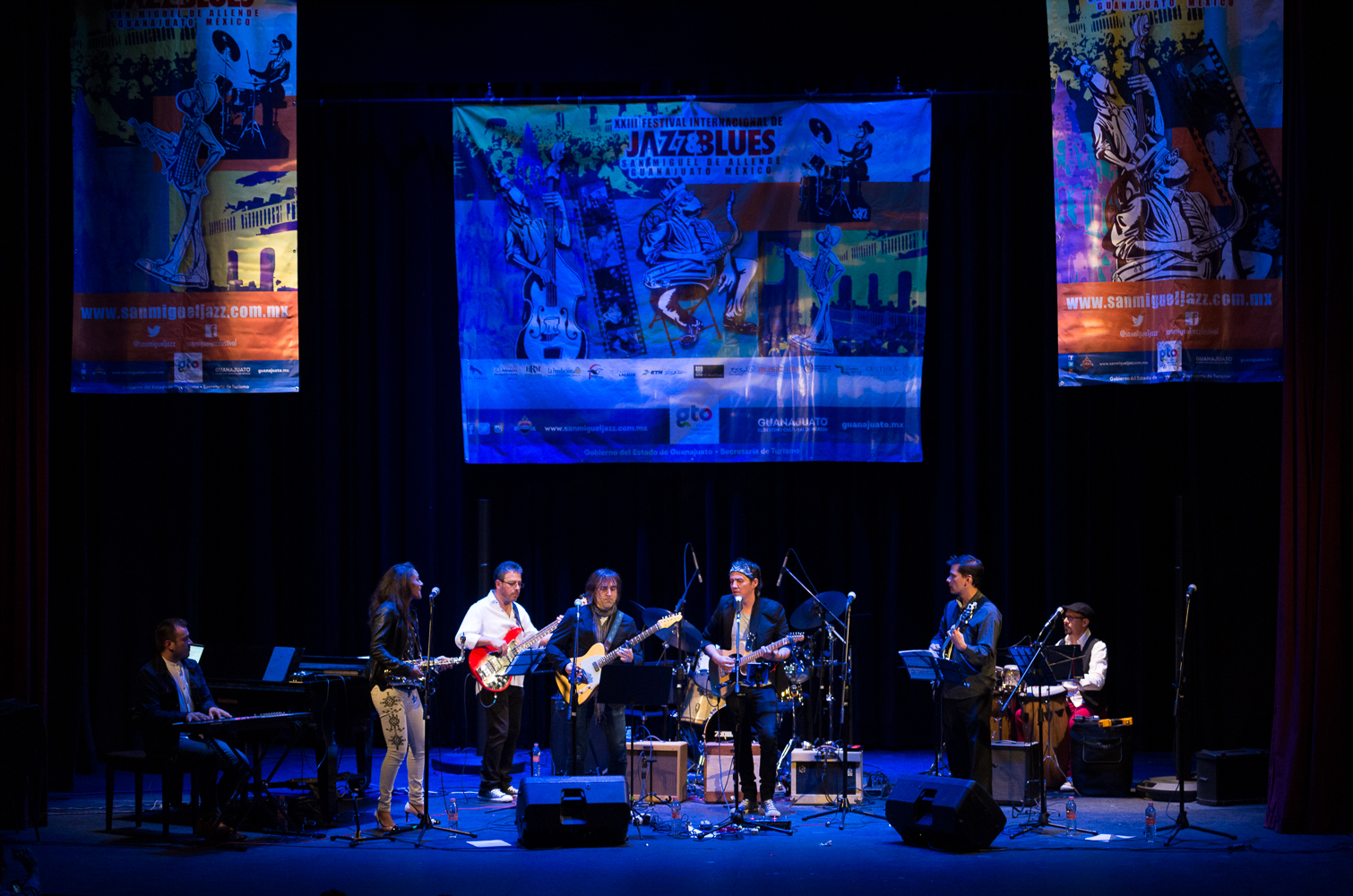 Cierre del Festival Internacional de Jazz y Blues de San Miguel de Allende con Antonio Lozoya J & B Collective e Invitados - Tributo a Eric Clapton, el 19 de noviembre 2017 en el Teatro Ángela Peralta.